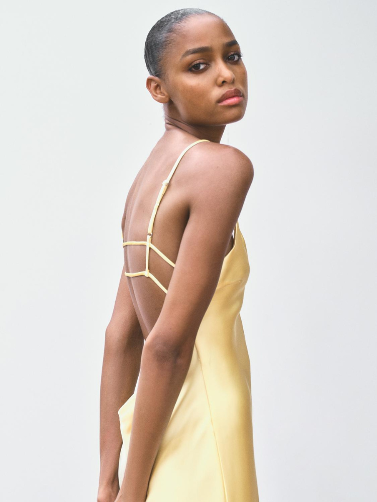 Robe jaune longue satin dos