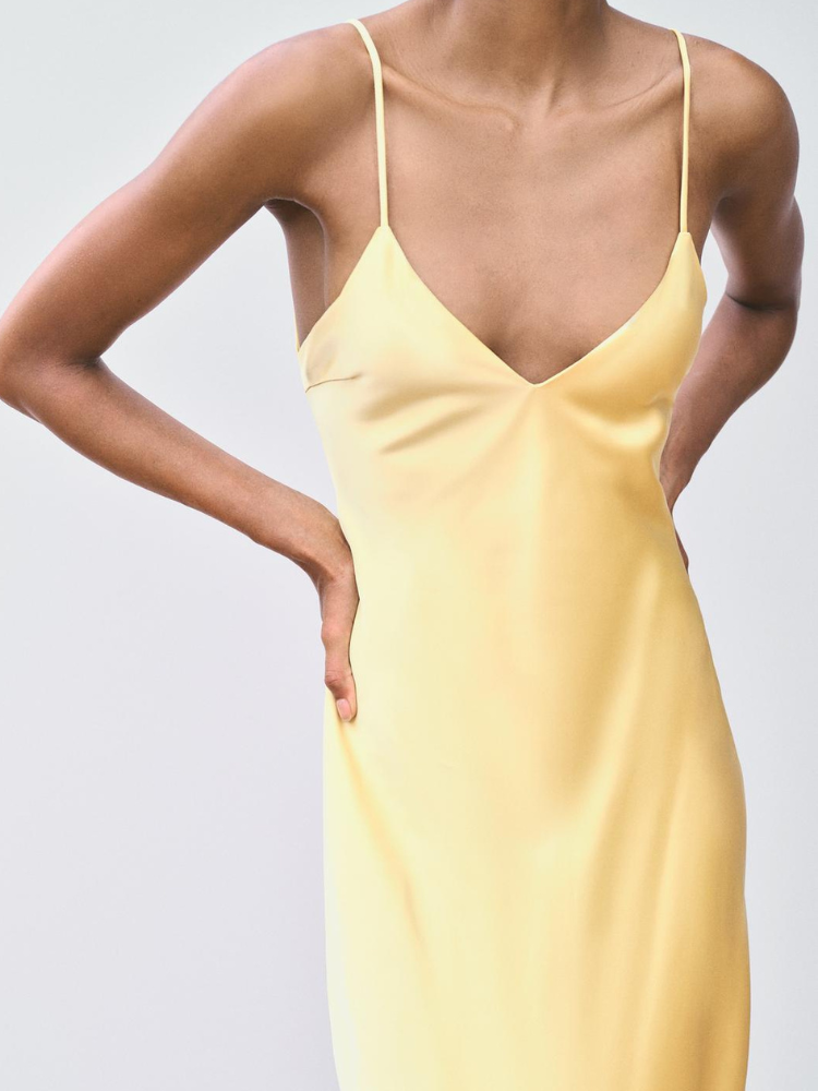 Robe jaune longue satin zoom 1