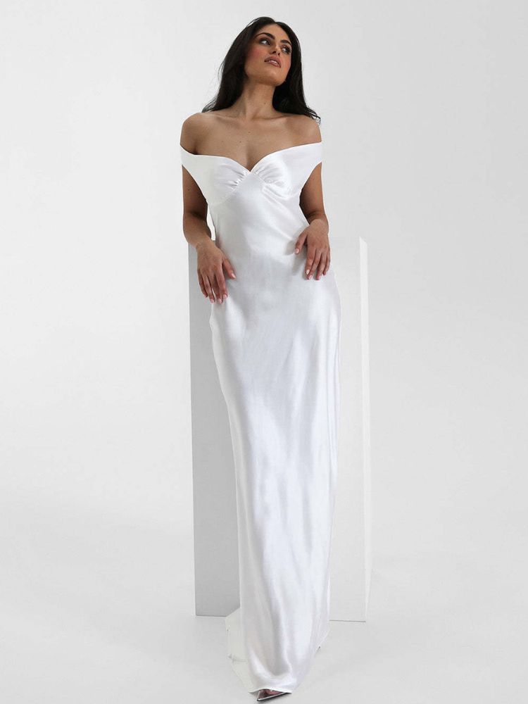 Robe blanche satinée dos nu