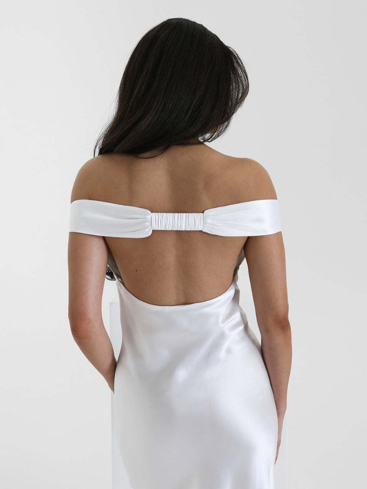 Robe blanche satinée dos nu zoom