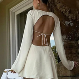 Robe de soirée courte en satin dos