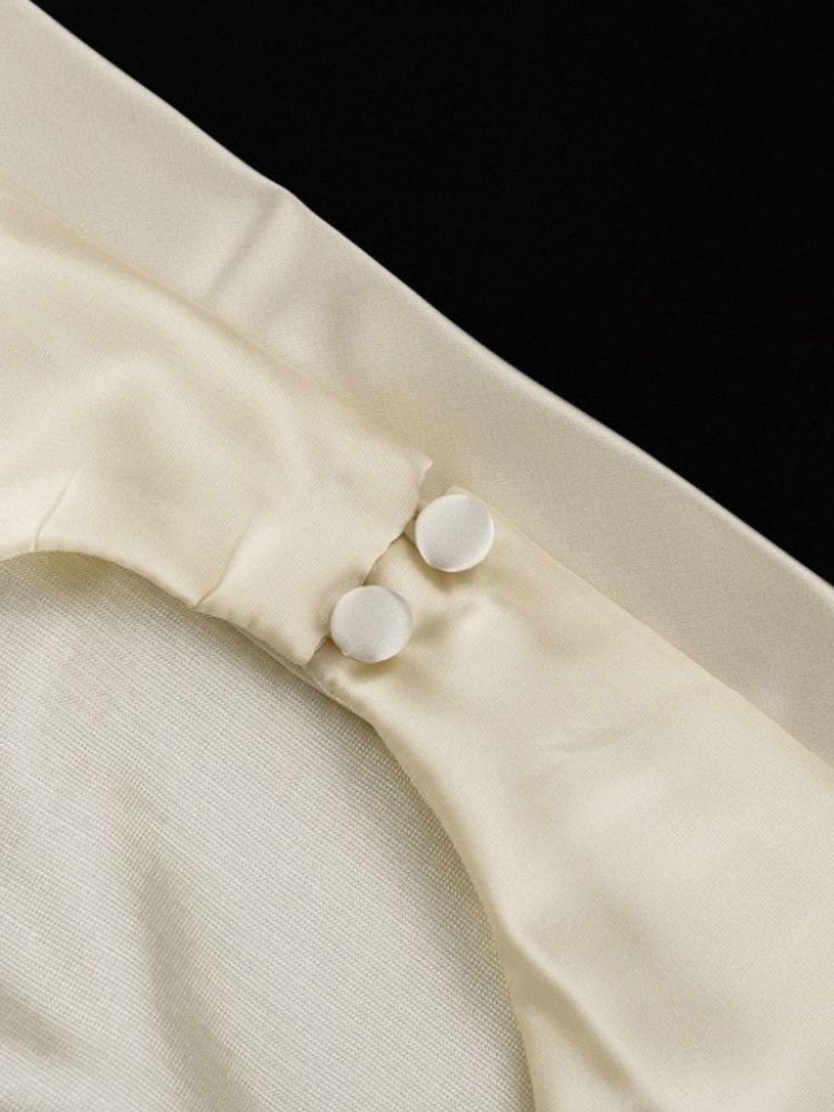 Robe de soirée courte en satin detail