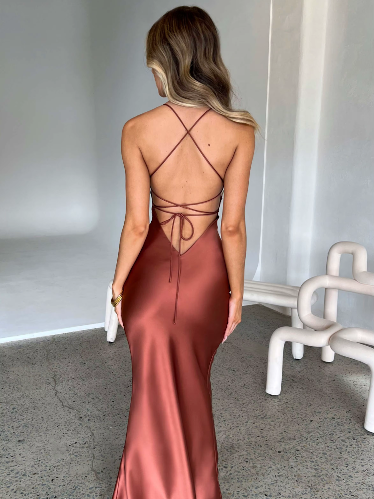 Robe longue satinée à bretelles dos