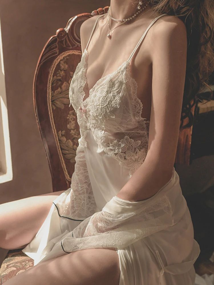 Robe nuisette en satin blanc