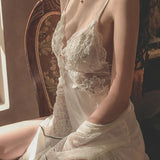 Robe nuisette en satin blanc