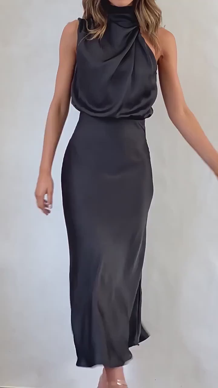 Robe en satin rose | noir video