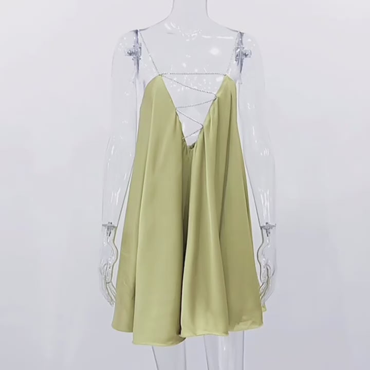 Robe courte satinée bleu ciel video